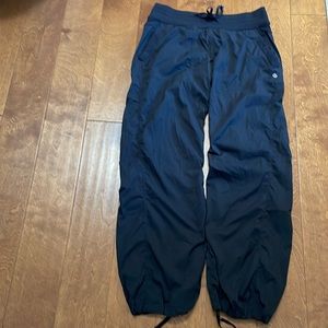 Blk Lululemon Utility Pant size 8 Loose through the leg can tie around the ankle